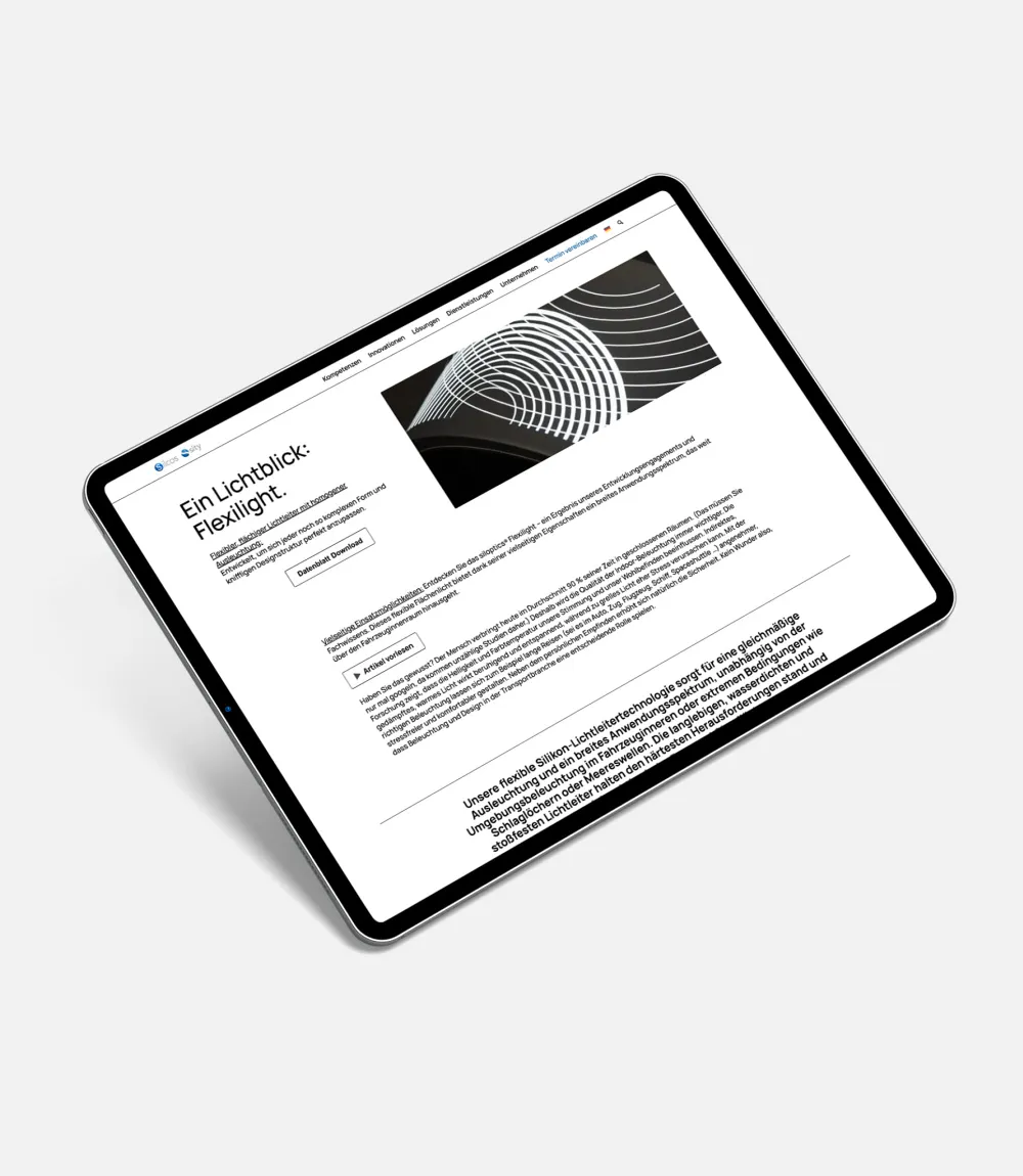 Tablet mit geöffneter Silcos-Webseite, die ihre Flexlight-Technologie präsentiert, erkennbar am schwarz-weißen Wellenmuster im Produktbild. Der deutschsprachige Inhalt beschreibt innovative Lösungen für flexible Silikon-Leiterplattentechnologie zur gleichmäßigen Ausleuchtung.
